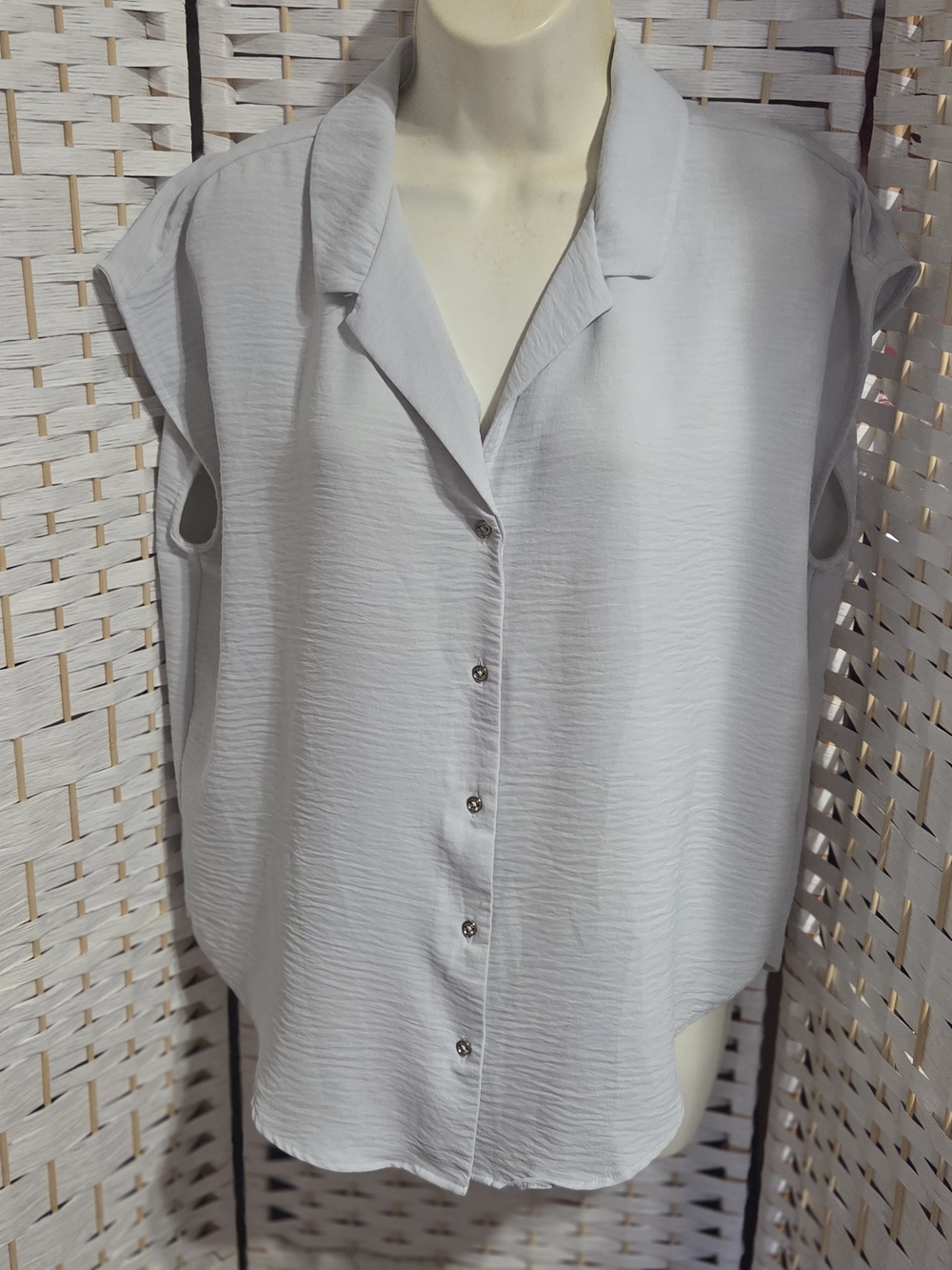 Tommy Hilfiger Light Gray Sleeveless Button-Down Blouse Large